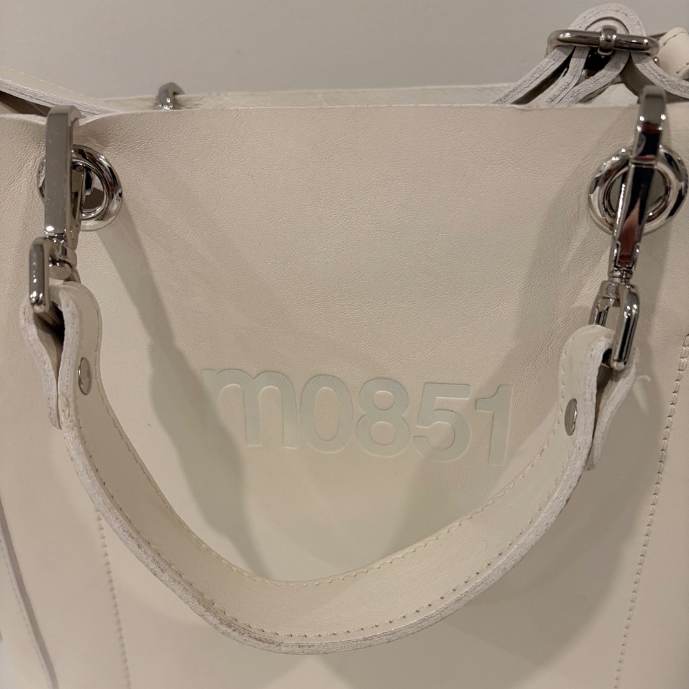 M0851 White leather tote